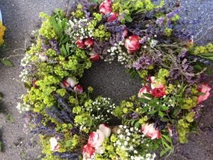 Floristik in Berlin: Blumenkranz mit Rosen als Geschenk, Türkranz