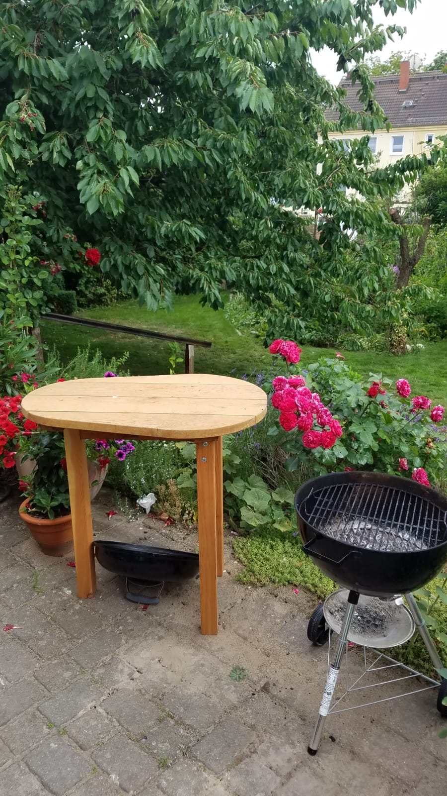 robuste Beistell- und Gartentisch aus Eichen- und Lärchenholz günstig kaufen in Berlin