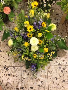 Trauerfloristik in Berlin: Trauergsteck mit weißen, violetten und gelben Blumen