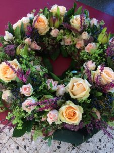 Trauerfloristik in Berlin: Trauergsteck mit weißen und lila Blumen, Trauerkranz