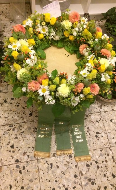 Trauerfloristik in Berlin: Trauergsteck mit weißen, rosen und gelben Blumen, Trauerkranz mit Schleife